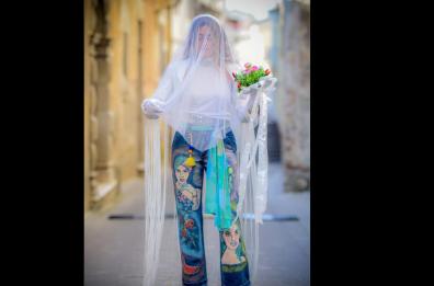 A Roccanova la sposa veste in jeans: nozze tra glamour e pop