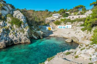 Si sente male mentre pulisce l'area della Cala dell'Acquaviva: 59enne muore sotto gli occhi dei colleghi