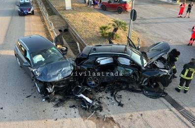 Schianto fra due auto sulla circonvallazione di Turi: morta una donna, tre feriti