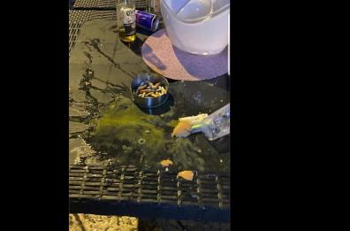 Brindisi, movida far-west: lancio di uova sul pub sottostante che fa musica