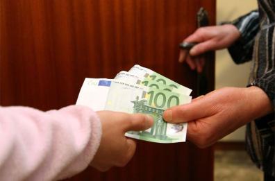 Poggiorsini, truffa anziano centenario e si fa consegnare gioielli: arrestato 48enne del Napoletano