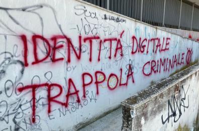 Lecce, «Identità digitale trappola criminale»: la frase su facciata sede della Provincia