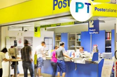 Taranto, nasconde videocamera nel bagno delle donne alle Poste: direttore ai domiciliari