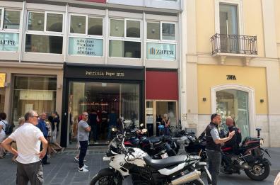 Bari, furto in pieno giorno nella boutique di Patrizia Pepe: distraggono la commessa e rubano una borsa