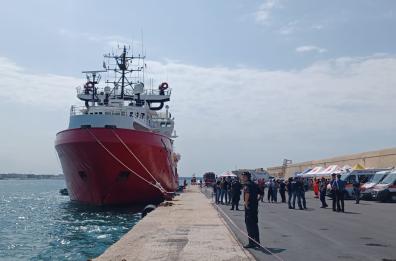 Bari, attraccata al porto la Ocean Viking: a bordo 86 migranti, quasi tutti minori