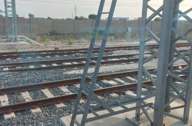 Bari, treno fermo per 45 minuti: colpa di un altro mezzo che ha tranciato la linea elettrica