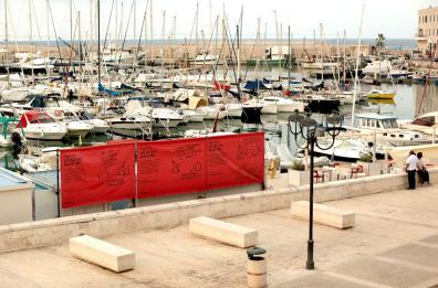 Gli Scarabocchi di Maicol & Mirco sul porto di Bisceglie per sensibilizzare sulla tutela del mare