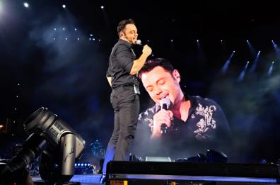Notte di note a Bari: Tiziano Ferro incanta il «San Nicola». Sul palco il duetto con Giuliano Sangiorgi