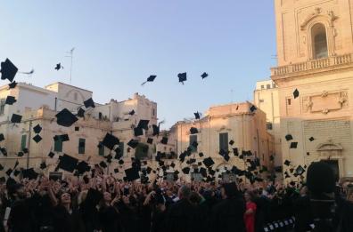 Unisalento, tocchi lanciati in aria, i neolaureati fanno festa 