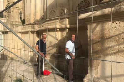 Lecce, scopa e paletta il priore e un volontario puliscono il sagrato del «Rosario»