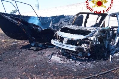 Ugento, l'incendio di sterpaglie coinvolge auto e barca in sosta in un terreno