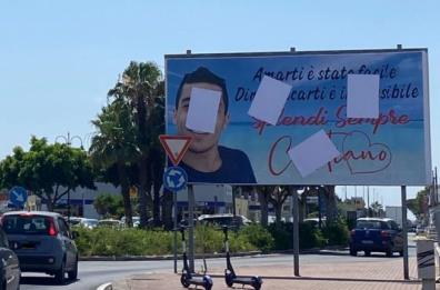 Lecce, 23enne morì in incidente, il manifesto in suo ricordo è abusivo e viene oscurato. Scoppia la polemica