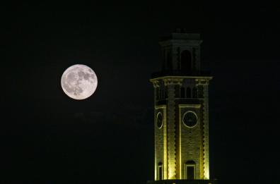 Bari illuminata dalla luna gigante del cervo: le foto sono mozzafiato