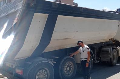 Bari, colto in flagranza mentre scarica l'intero carico di rifiuti nella zona industriale 