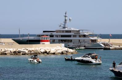 A Polignano c'è il mega yacht di Dolce&Gabbana: lungo 65 metri