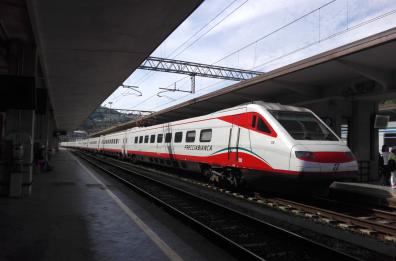 Fiocco rosa a bordo di un Frecciabianca: capotreno fa nascere una bimba nel vagone