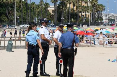 Bari, sulla spiaggia di Pane e Pomodoro sotto lo sguardo vigile di Carabinieri e Gendarmi 