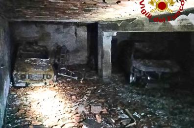 Spongano, incendio in un garage brucia auto e moto: intervengono i pompieri