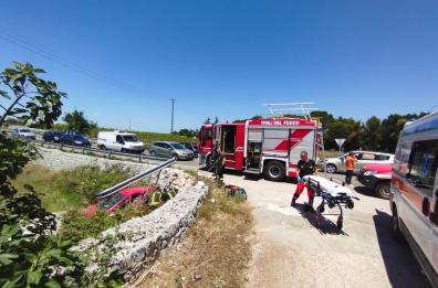 Scontro fra due auto nel Barese, una finisce in un fossato: donna in ospedale