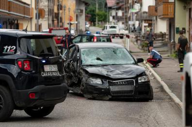 Famiglia travolta da un'auto nel Bellunese, tre morti