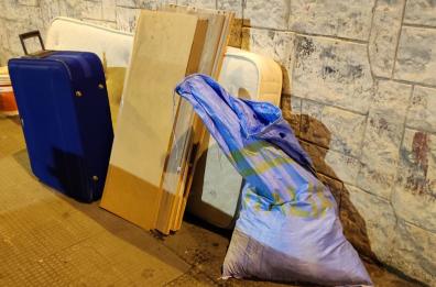 Inciviltà, mancati ritiri, codici falsi: ecco l'invasione dei rifiuti ingombranti a Bari
