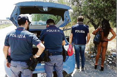 Brindisi, accoltella la «concorrente» prostituta: arrestata sulla ss 7