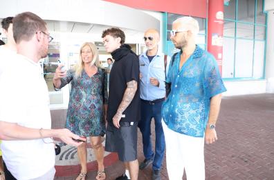 Bari, avvistato Blanco: sorrisi e selfie con i fan