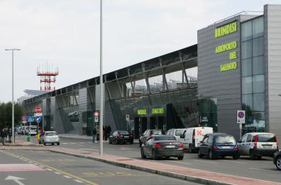 E una volta atterrati? Treno, bus o taxi? L’odissea dei collegamenti dall'Aeroporto del Salento