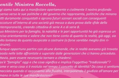 Polignano, un flash-mob contro la Ministra Roccella: «Benda sugli occhi per condividere il dissenso»
