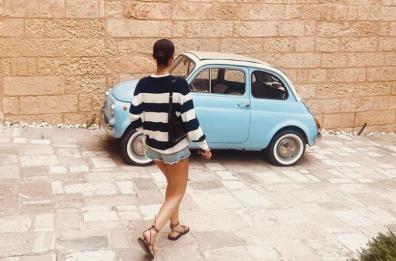 La star delle serie turche Pinar Deniz in vacanza in Puglia, tra Ugento e Polignano