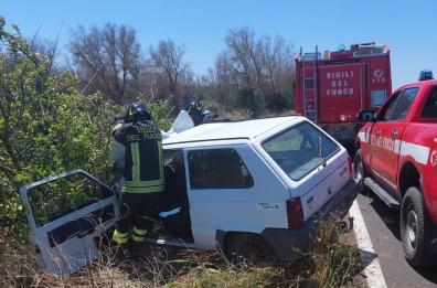 Auto esce fuori strada nel Brindisino: bimba di 9 anni resta incastrata