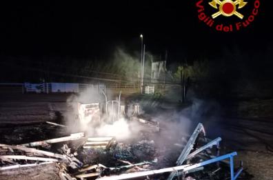 Incendio in un deposito nel Leccese, distrutti lettini e ombrelloni