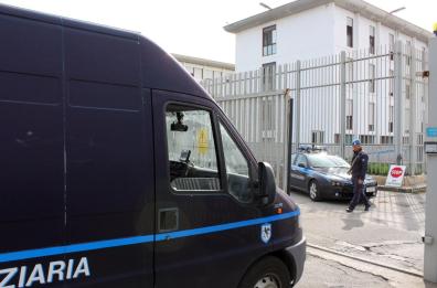 Taranto: solo due medici in carcere per garantire l'assistenza 24 ore su 24
