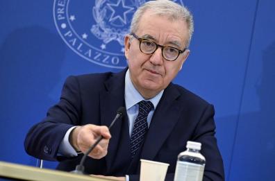 Oltre i conflitti tra poteri, Mantovano e il ruolo mediterraneo dell’Italia
