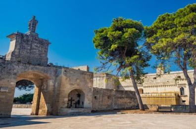 Fuga a  Strudà e Acaya tra i frammenti del Salento incantato

