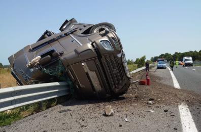 Camion si ribalta su autostrada A14 nel Foggiano: guardrail sfonda il parabrezza