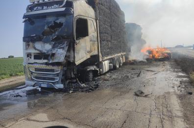 Rignano Garganico, a fuoco autotreno: trasportava 500 quintali di balle di paglia