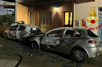Cerfignano, due auto in fiamme nella notte, danni anche alla luce pubblica e a un'abitazione