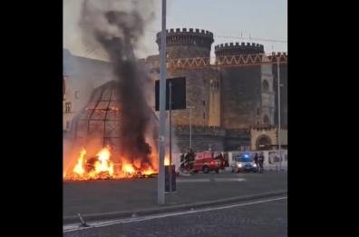 Napoli, a fuoco l'installazione della &laquo;Venere degli stracci&raquo; di Pistoletto