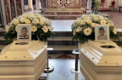 Manfredonia città in lutto, l'ultimo saluto ai fratellini annegati