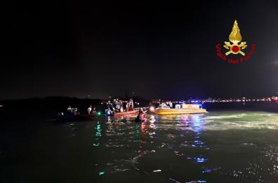 Venezia, incidente durante i fuochi del Redentore: un giovane cade dalla barca e muore annegato