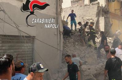 Tragedia a Torre del Greco, crolla una palazzina in pieno centro storico: 3 persone estratte vive