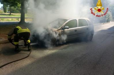 Brindisi, l'auto a fuoco per autocombustione e finisce contro un'altra macchina