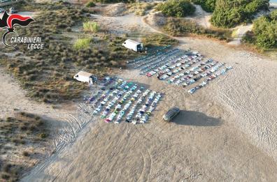 Porto Cesareo, sul cordone dunale il drone scopre una distesa di capi contraffatti: sequestrati