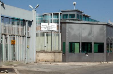 Foggia, troppe ore di lavoro sotto stress in carcere: agente penitenziario colpito da infarto