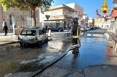 San Donaci, auto prende fuoco durante la marcia: conducente scende incolume avvisato dai passanti