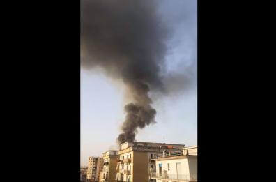 Incendio a Napoli nel quartiere Barra in via Mastellone