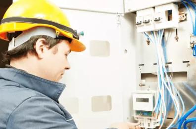 Per il caldo torrido black out nel Nord Barese, tecnici al lavoro