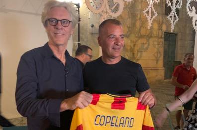 Steve Copeland torna a Melpignano e riceve la maglia del Lecce: «Questa è la mia squadra»