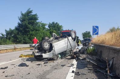 Scontro tra due auto sulla Potenza-Melfi: una si ribalta, i due conducenti morti, donna gravemente ferita